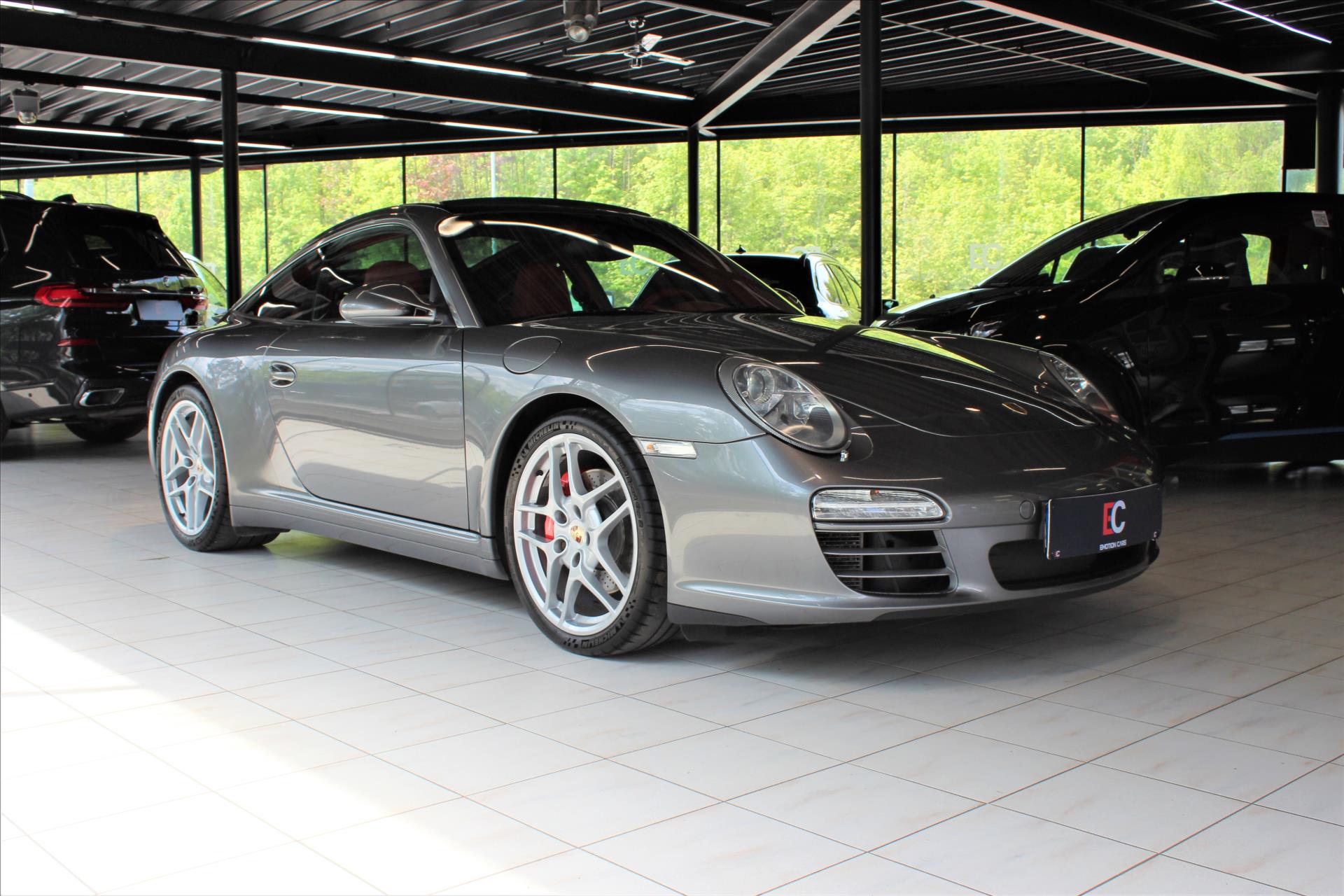 Porsche</span> 911