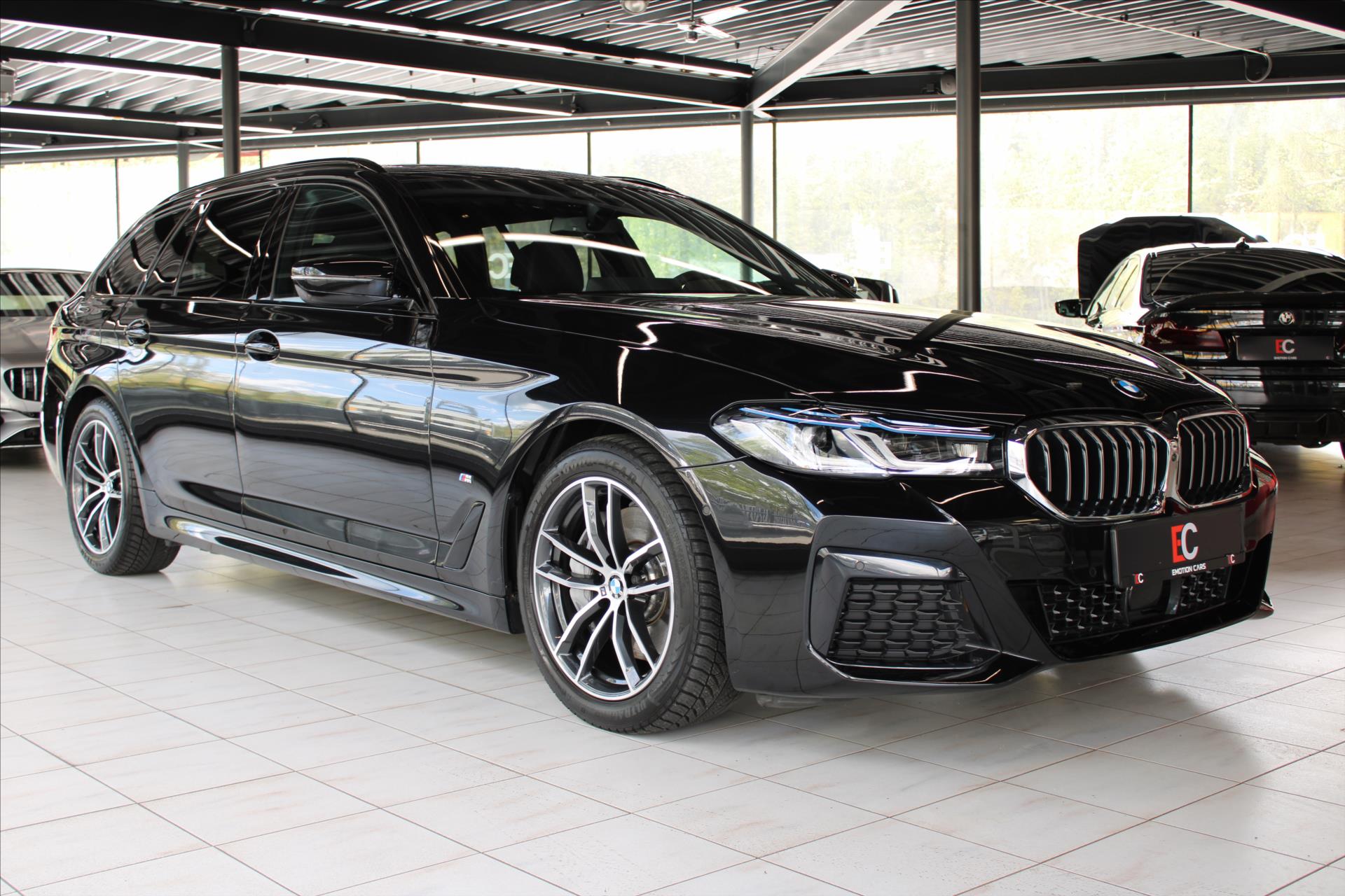 BMW Řada 5 530d Touring xDrive M Sport / LASER / 2023 / 24 800 km ...